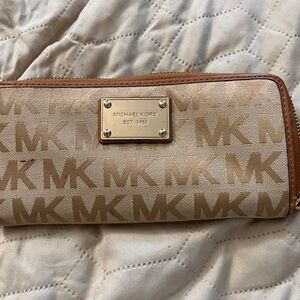Michael Kors wallet in great condition to match purse.